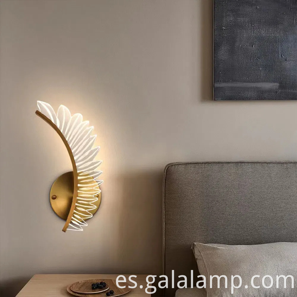 Elegante lámpara de pared de plumas acrílicas para interiores lujosos